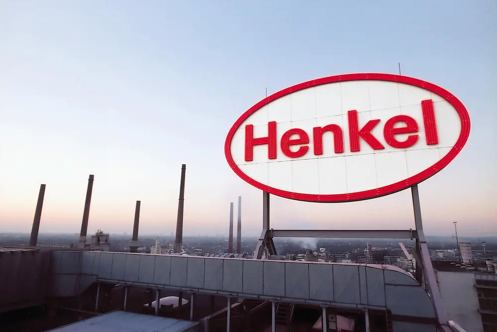 Logo společnosti Henkel na továrně v německém Düsseldorfu