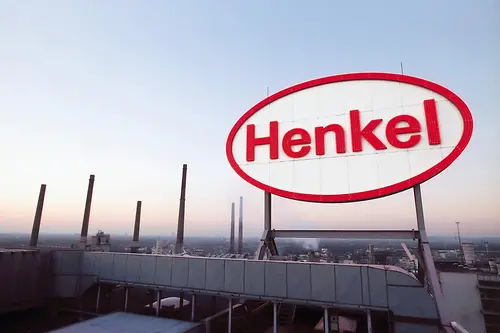 Logo společnosti Henkel na továrně v německém Düsseldorfu
