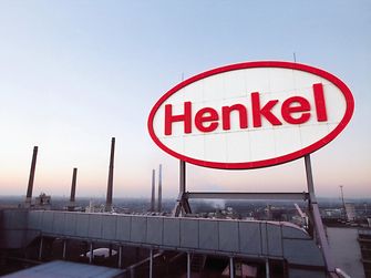 Logo společnosti Henkel na továrně v německém Düsseldorfu