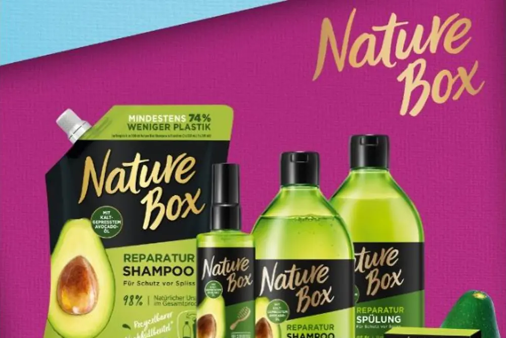 Zelené lahvičky produktů Nature Box na růžovém pozadí
