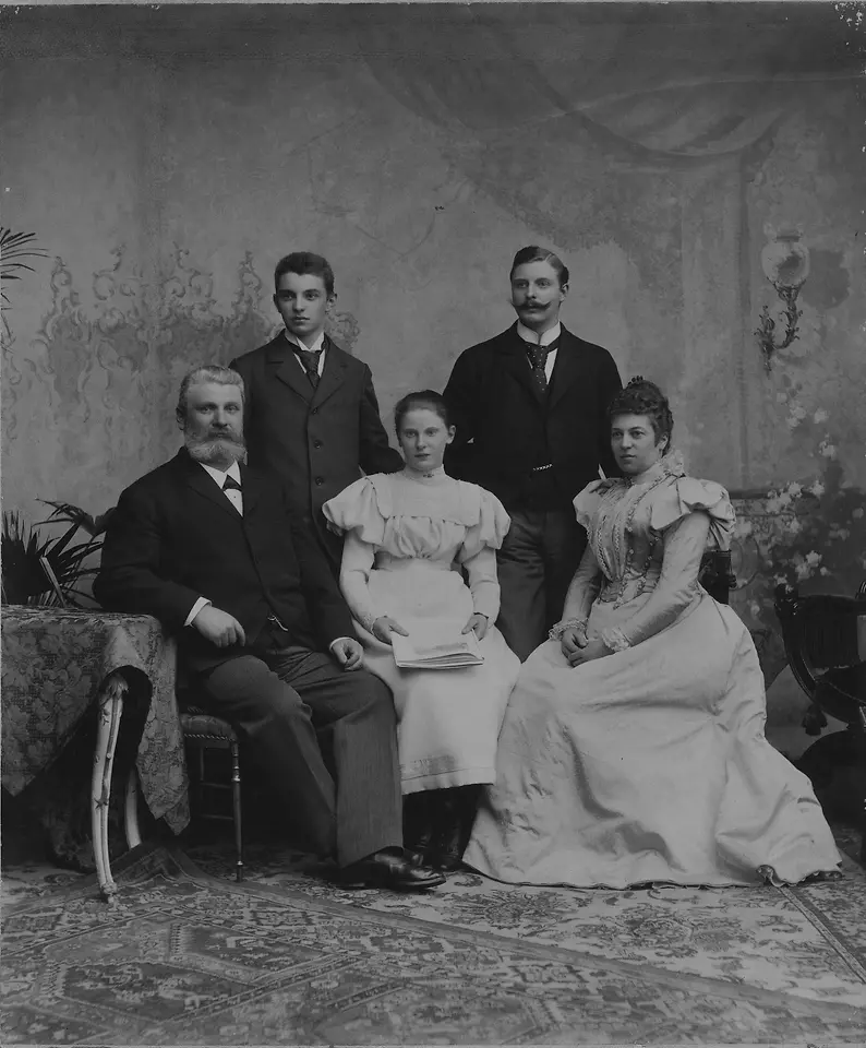 Photo of the Henkel family: Fritz Senior, Hugo, Emmy, Fritz Junior and Elisabeth Henkel (from left to right).