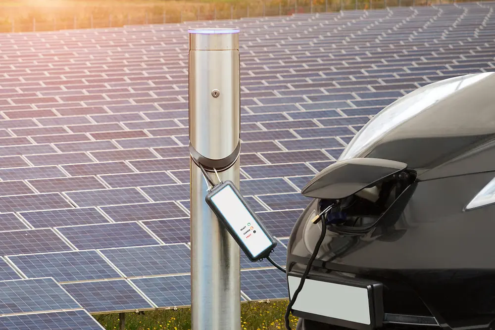 Elektromobil před polem se solárními panely