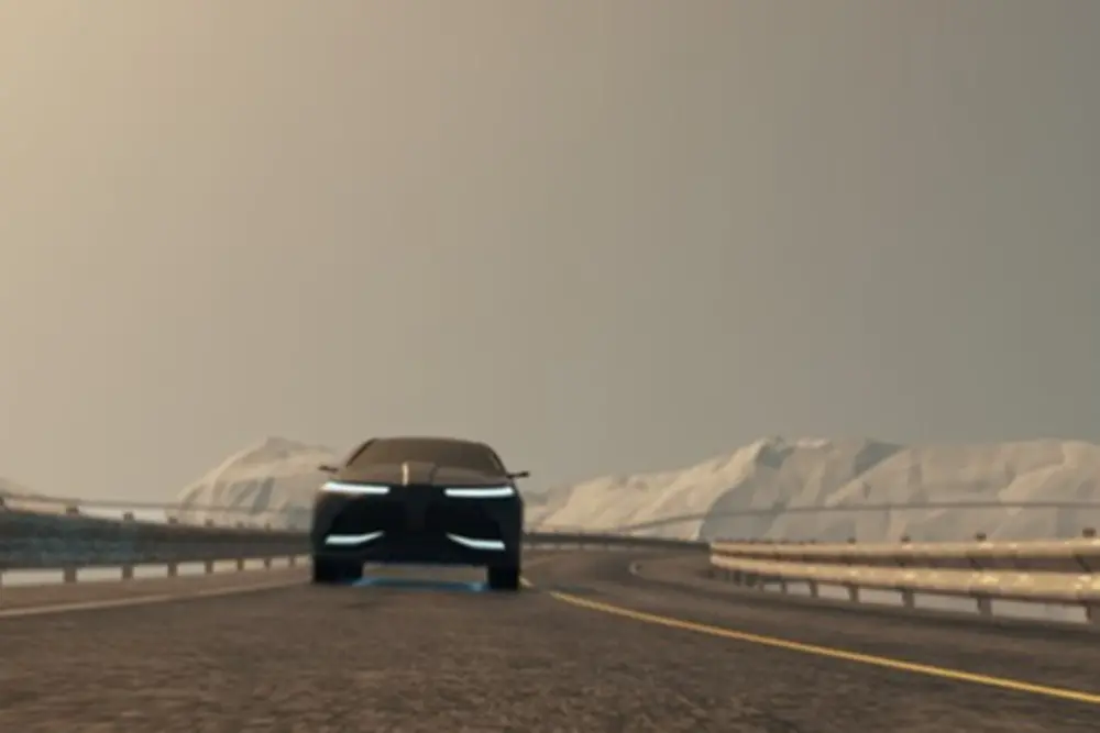 : Auto jedoucí po ulici se zasněženými horami v pozadí
