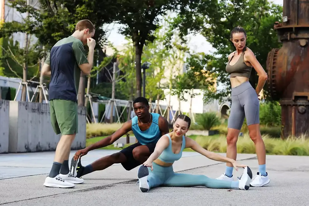 Skupina lidí si užívá venkovní sportovní aktivity v městském parku.