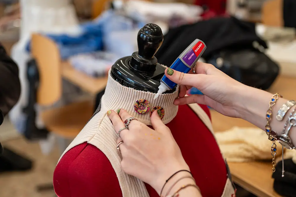 Jak vytvořit originální outfit ze second-hand textilu: Značka Loctite představila mladé návrháře