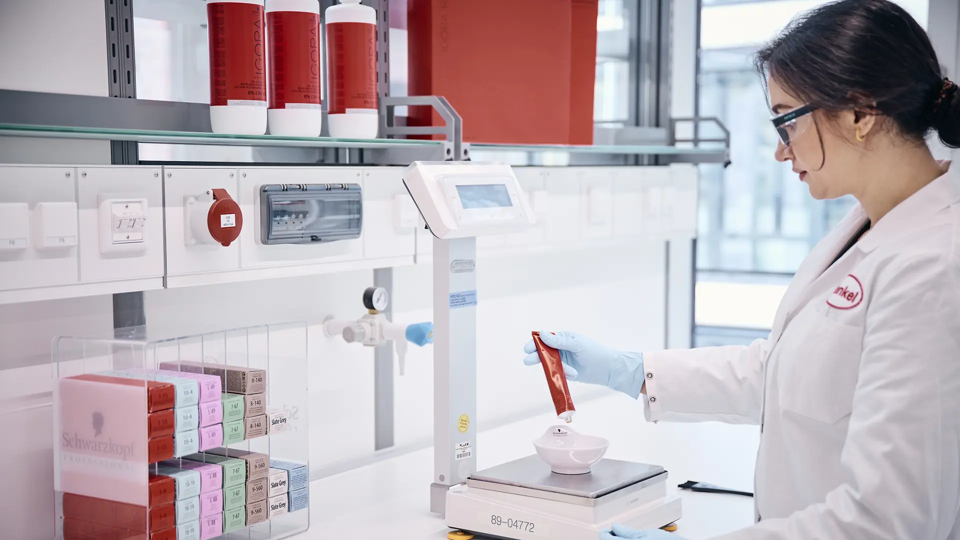 Zaměstnanec laboratoře váží testované produkty.