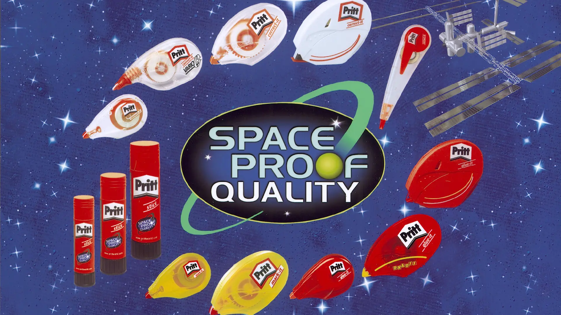 Reklama zobrazuje řadu produktů Pritt vhodných pro vesmír. V pozadí plave ve vesmíru kosmická loď. Uprostřed je nápis „Space Proof Quality“.