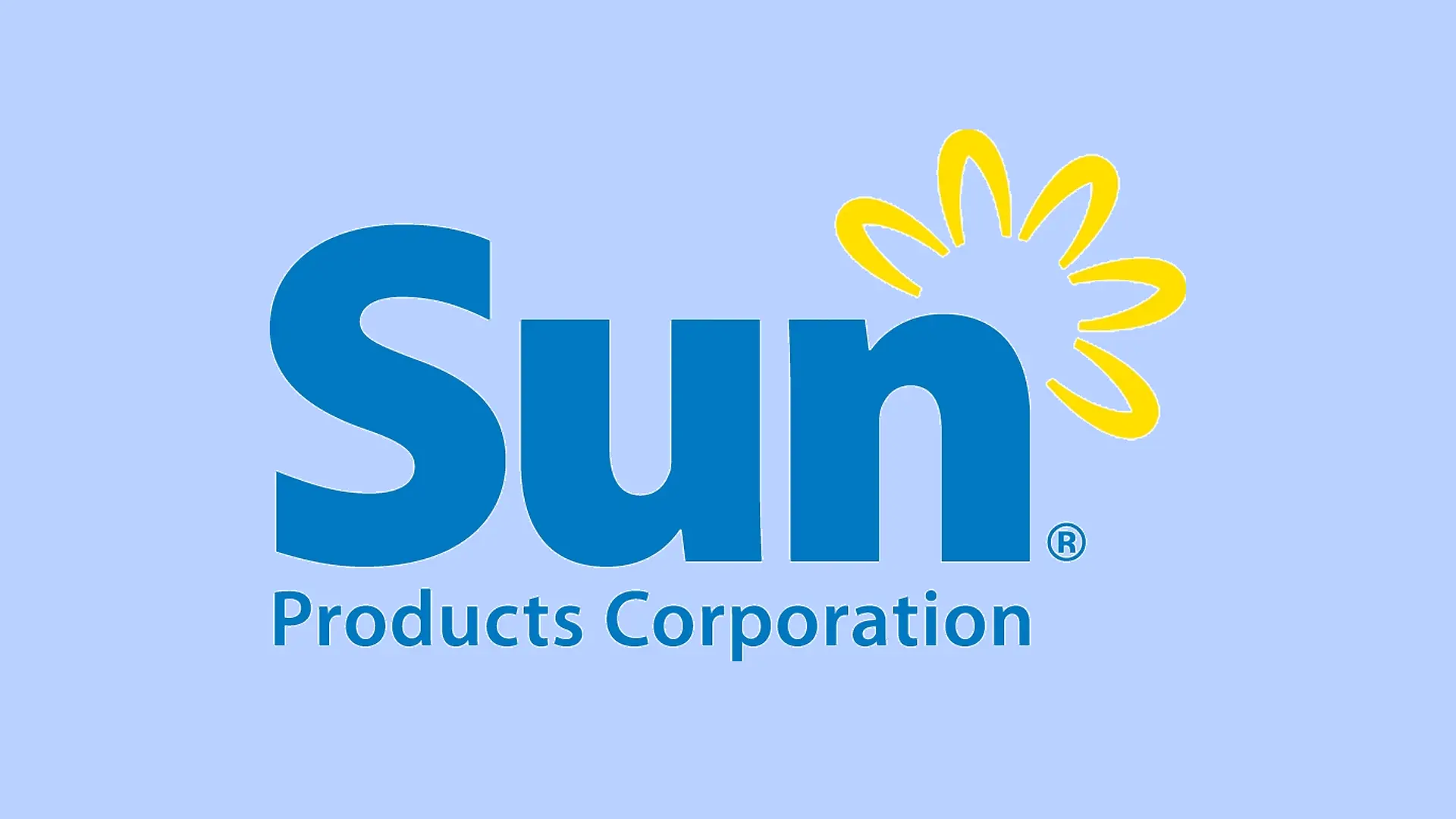 Logo The Sun Products Corporation na modrém pozadí.