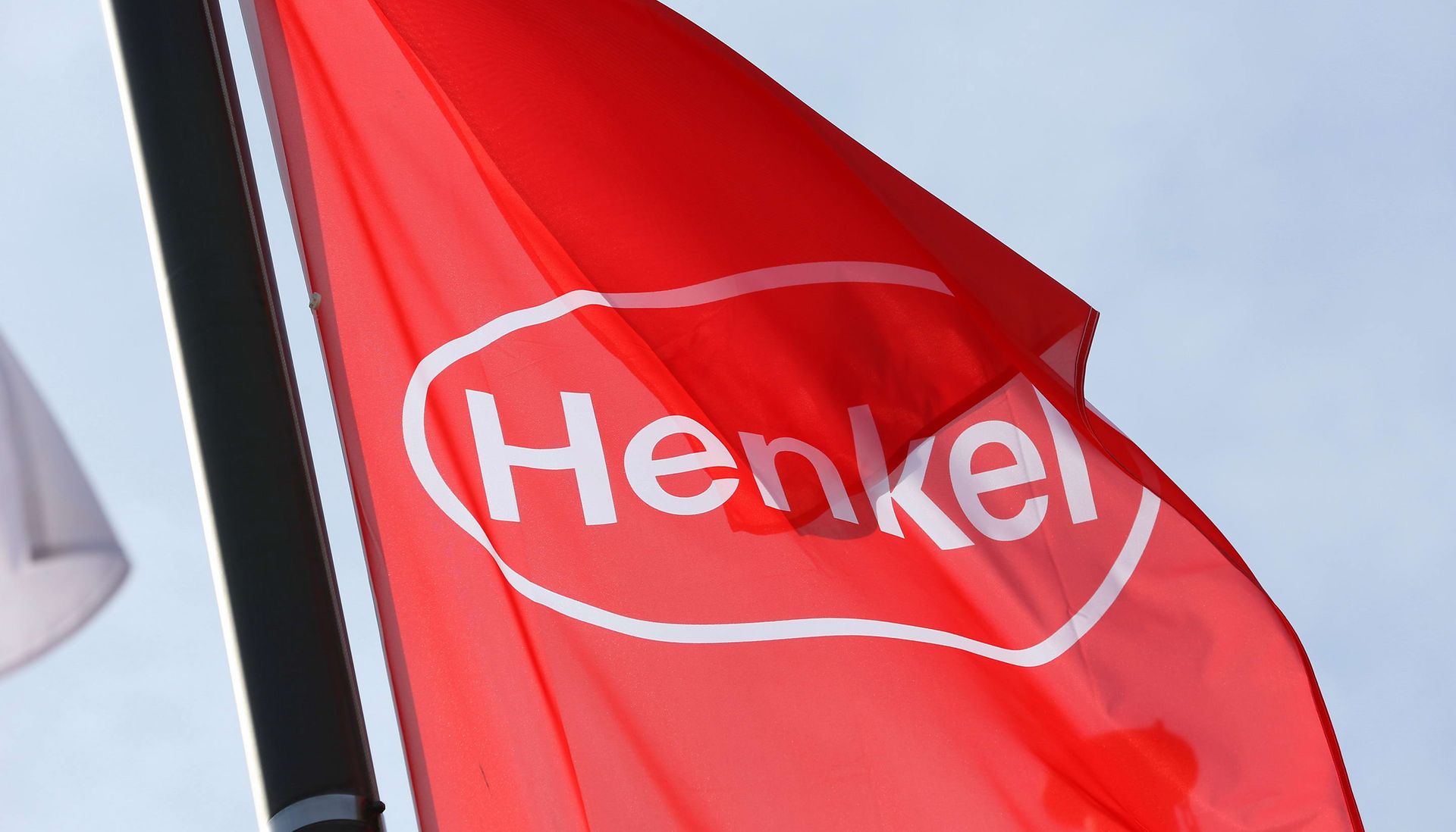 Červená vlajka s logem Henkel