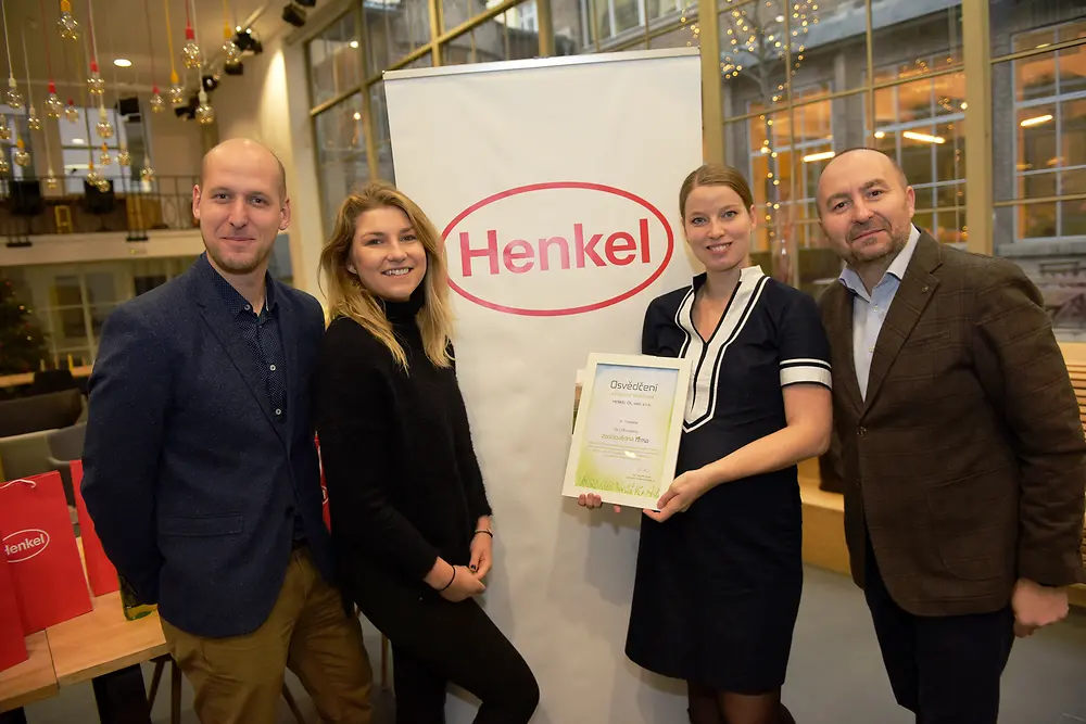 Tým divize Pracích a čisticích prostředků Henkel ČR při převzetí certifikátu Zodpovědná firma