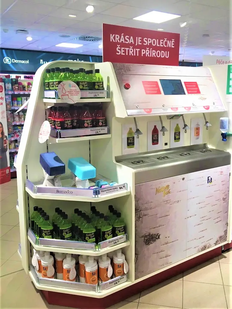Pilotní projekt společnosti Henkel „Drogerie bez obalu“ umožňuje zákazníkům použít stejnou láhev vícekrát, a ušetřit tak obalový materiál.
