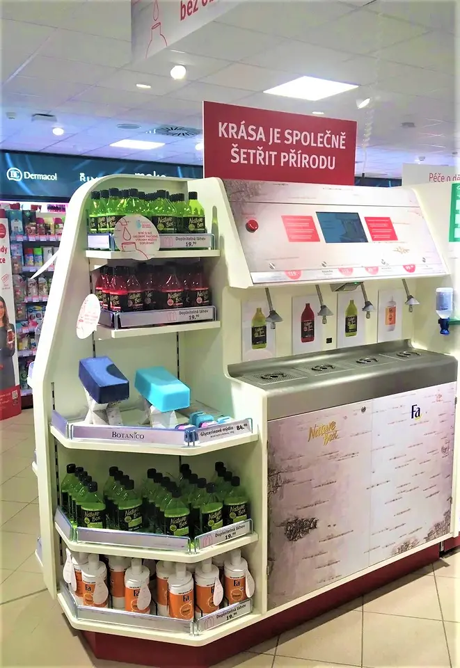 Pilotní projekt společnosti Henkel „Drogerie bez obalu“ umožňuje zákazníkům použít stejnou láhev vícekrát, a ušetřit tak obalový materiál.