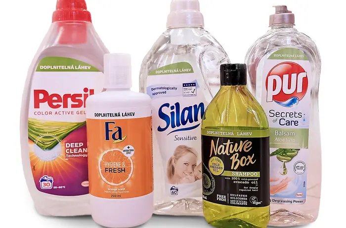 Jedna česká domácnost nakupováním v projektu Drogerie bez obalu může ušetřit průměrně až 77 % plastového materiálu za rok.